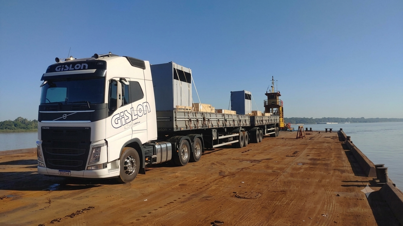 Caminhão Gislon em operação portuária sobre o cais com balsa ao fundo