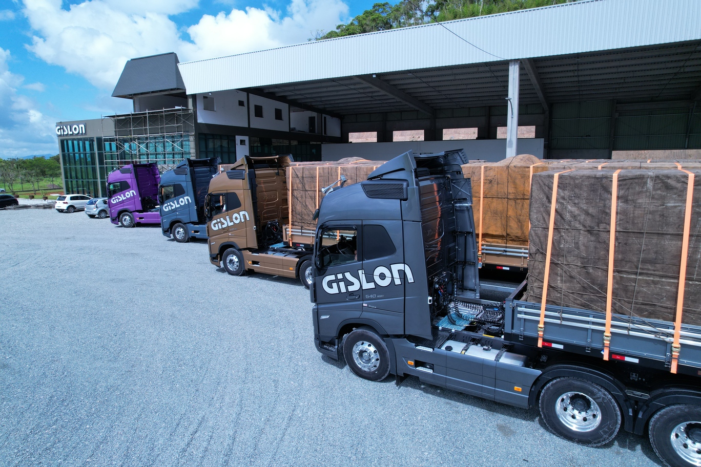 Caminhões Volvo FH 540 da Gislon carregados em frente à sede